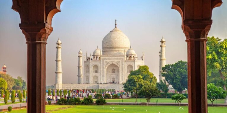 Discover Enchanting Kerala with a Taj Mahal Trip for An Unforgettable Experience